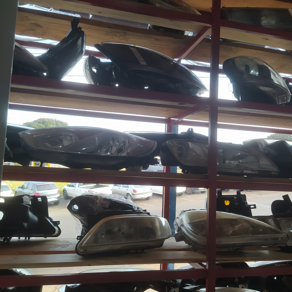 Faróis automotivos. - plástico - FOZ DO IGUACU, PR - B2Blue - Compra e Venda de Resíduos