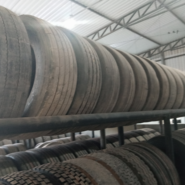 Resíduo: Pneus de caminhoes e maquinas - B2Blue  - Compra e Venda de Resíduos