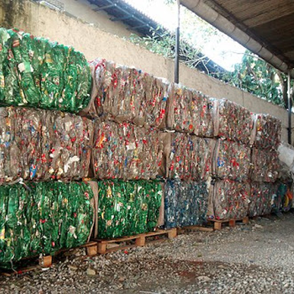 Compramos pet enfardado e separado por cor. - plástico - Santa Bárbara D'Oeste, SP - B2Blue - Compra e Venda de Resíduos