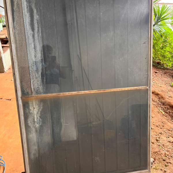 Resíduo: 14 placas solares 110x162cm de alumínio e cobre.  7 placas  provavelmente boas e funcionando sem necessidade de consertos. outras 4 precisando reparos nos vidros e demais só para ferro velho.  - B2Blue  - Compra e Venda de Resíduos