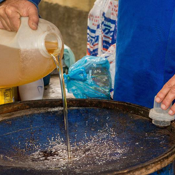 Resíduo: Oleo de cozinha usado - B2Blue  - Compra e Venda de Resíduos