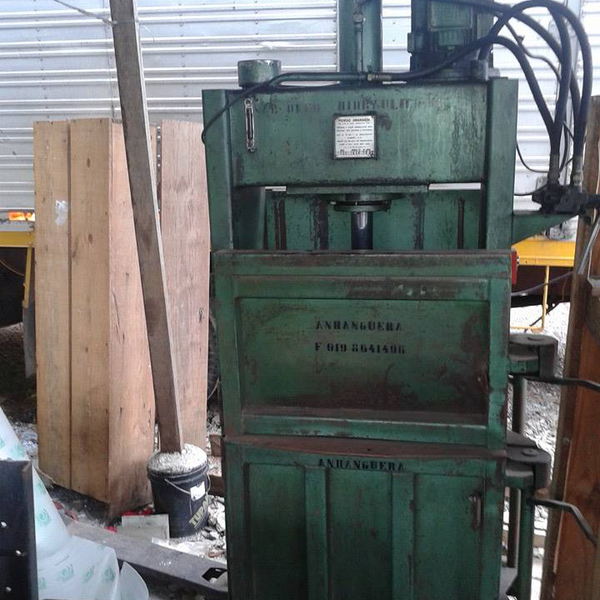 Prensa enfardadeira - produtos de 2a linha - São Paulo, SP - B2Blue - Compra e Venda de Resíduos