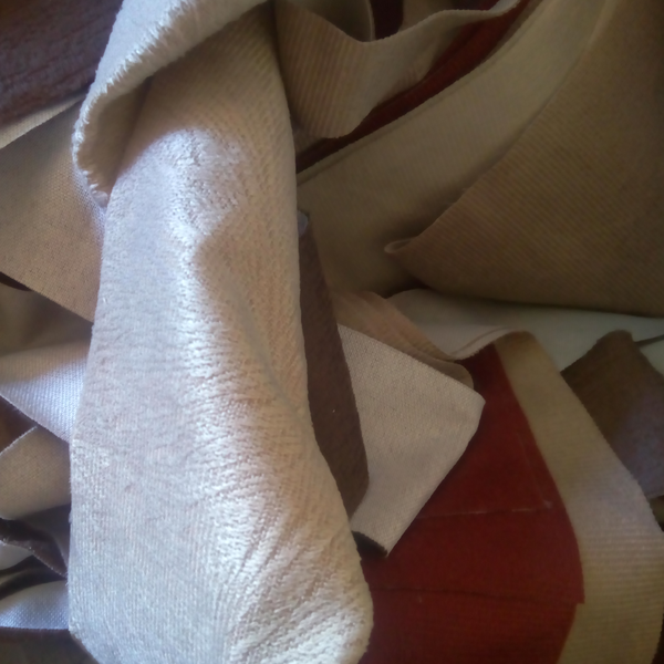 Resíduo: Retalhos de tecido de tapeçaria - B2Blue  - Compra e Venda de Resíduos