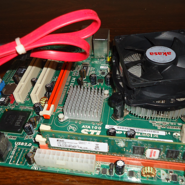 Resíduo: Vendo placa mãe já com o processador intel celeron completo 450 / 2.1 memoria ddr -2 / 1 gb de memoria placa mãe sti 001213 funcionando perfeitamente é só chegar e ligar acompanha 2 cabos  já vem com - B2Blue  - Compra e Venda de Resíduos