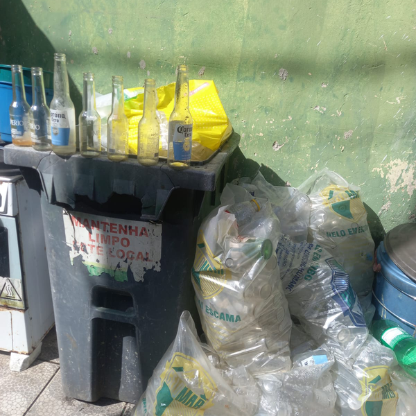 Garrafas de vidro de long necks - vidro - Rio De Janeiro, RJ - B2Blue - Compra e Venda de Resíduos