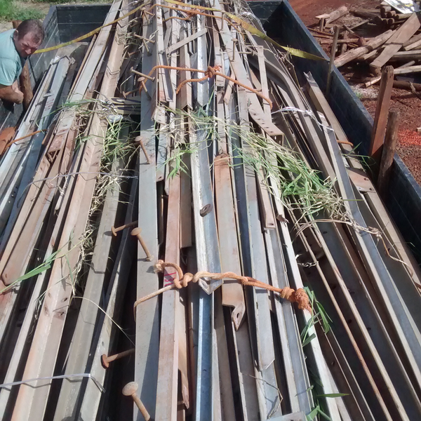 Sucata de cantoneira galvanizada - metais - Sao Mateus, SP - B2Blue - Compra e Venda de Resíduos