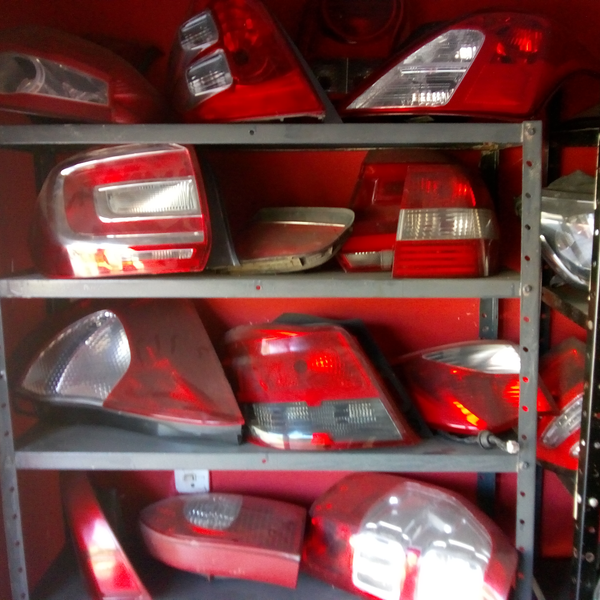 Faróis automotivos. - plástico - Niterói, RJ - B2Blue - Compra e Venda de Resíduos