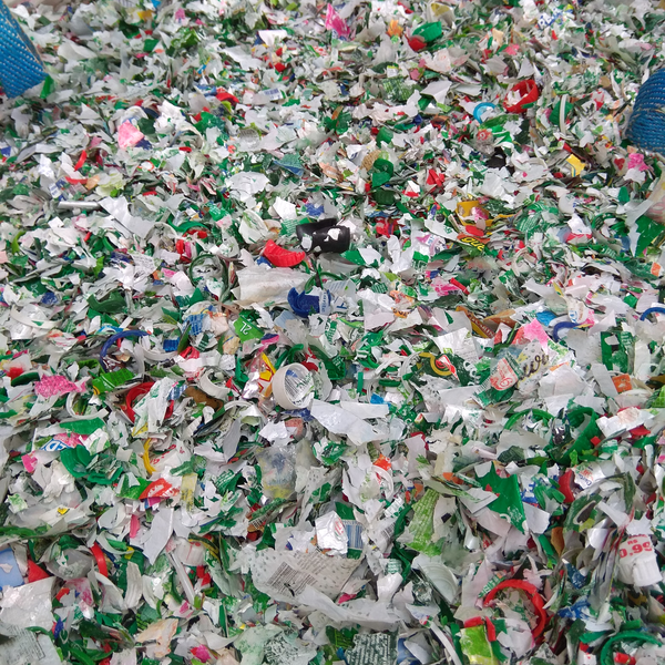 Resíduo: Flake pet cristal e verde / tampa e rotulo muido e lavada - B2Blue  - Compra e Venda de Resíduos