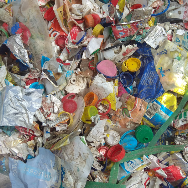 Resíduo: Pp tampa colorido moído,pp tampa verde moído,pp tampa branco moído,pp cadeira (peças) branco moído,pet pré-forma verde moído,pet (laminado (bandejas) cristal - B2Blue  - Compra e Venda de Resíduos