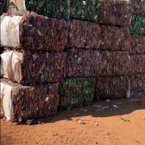 Pet cristal - plástico - Araguari, MG - B2Blue - Compra e Venda de Resíduos