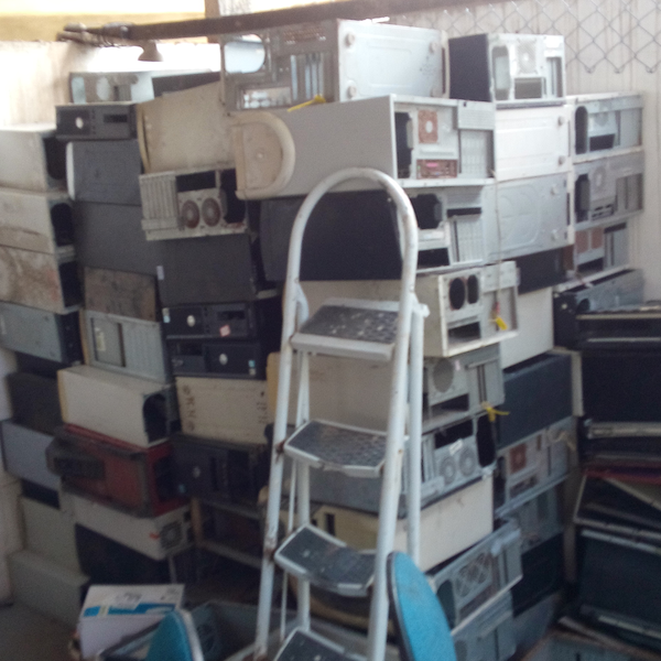Aproximadamente 120 gabinetes de computador vazios - Metais