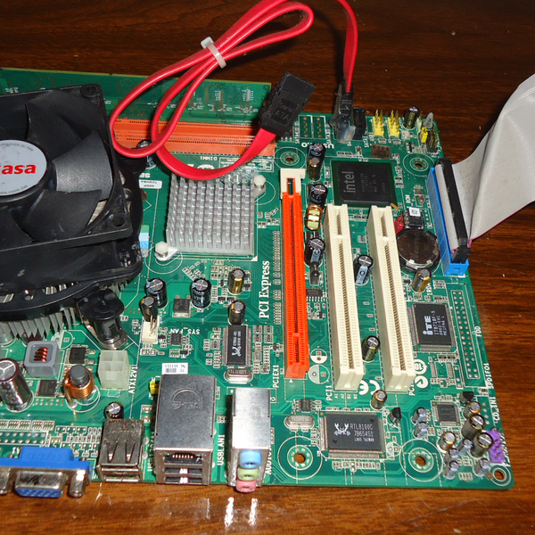 Resíduo: Vendo placa mãe já com o processador intel celeron completo 450 / 2.1 memoria ddr -2 / 1 gb de memoria placa mãe sti 001213 funcionando perfeitamente é só chegar e ligar acompanha 2 cabos  já vem com - B2Blue  - Compra e Venda de Resíduos