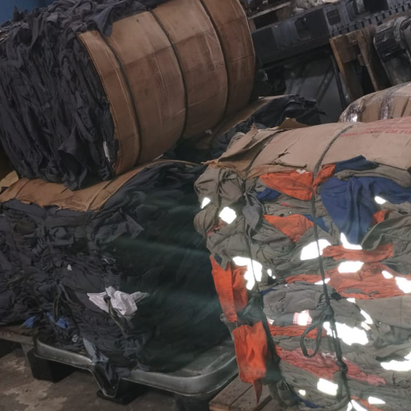 Uniformes com logotipo das empresas - tecido - RIO DE JANEIRO, RJ - B2Blue - Compra e Venda de Resíduos