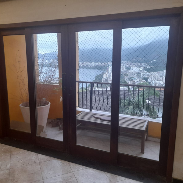 Resíduo: Portas maciças de madeira - B2Blue  - Compra e Venda de Resíduos