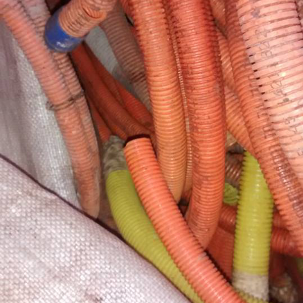 Resíduo: Cano conrugado de pvc laranjado e amarelo. - B2Blue  - Compra e Venda de Resíduos