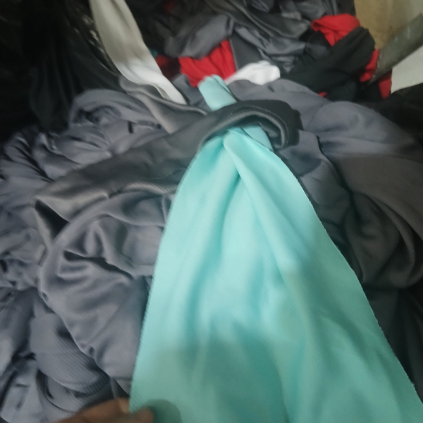 Pluma de poliéster 100% - variadas cores. - plástico - outros - Bragança Paulista, SP - B2Blue - Compra e Venda de Resíduos