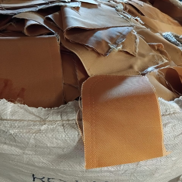 Poliéster resinado - plástico - Jundiai, SP - B2Blue - Compra e Venda de Resíduos