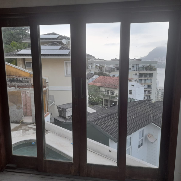 Resíduo: Portas maciças de madeira - B2Blue  - Compra e Venda de Resíduos