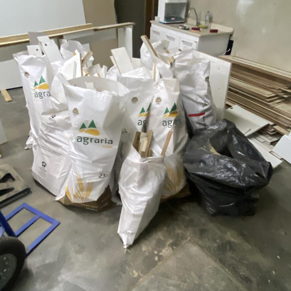 Retalhos de mdf  branco 18mm - madeira - Sao Paulo, SP - B2Blue - Compra e Venda de Resíduos