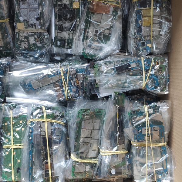 Placa de celular com componentes - eletroeletrônicos - BARUERI, SP - B2Blue - Compra e Venda de Resíduos