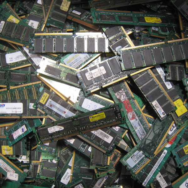 Memória de computador dourada - eletroeletrônicos - São Paulo, SP - B2Blue - Compra e Venda de Resíduos