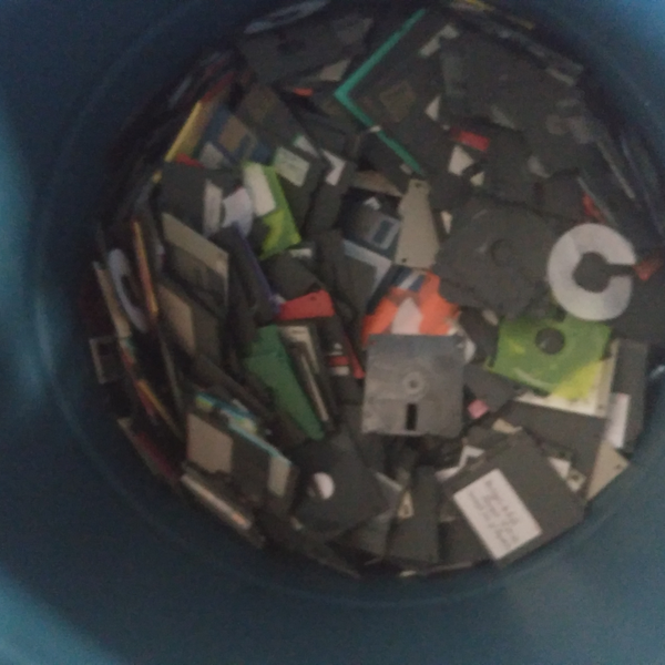 Disquete - eletroeletrônicos - São Paulo, SP - B2Blue - Compra e Venda de Resíduos