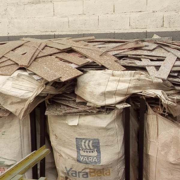 Aparas de chapa aglomerado plástico reciclável 8mm - plástico - São Paulo, SP - B2Blue - Compra e Venda de Resíduos