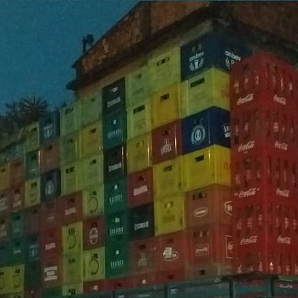 Engradados de bebidas - plástico - São Gonçalo, RJ - B2Blue - Compra e Venda de Resíduos