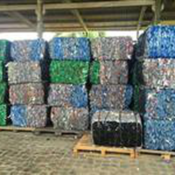 conhecido pela sigla em inglês PET - Plástico