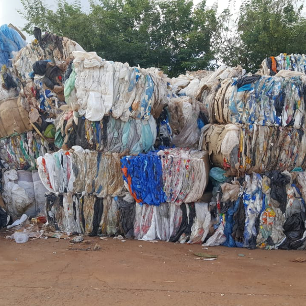 Resíduo: Plástico colorido enfardado - B2Blue  - Compra e Venda de Resíduos
