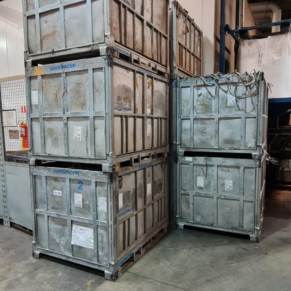 Caixa de ferro - metais - Embu Das Artes, SP - B2Blue - Compra e Venda de Resíduos