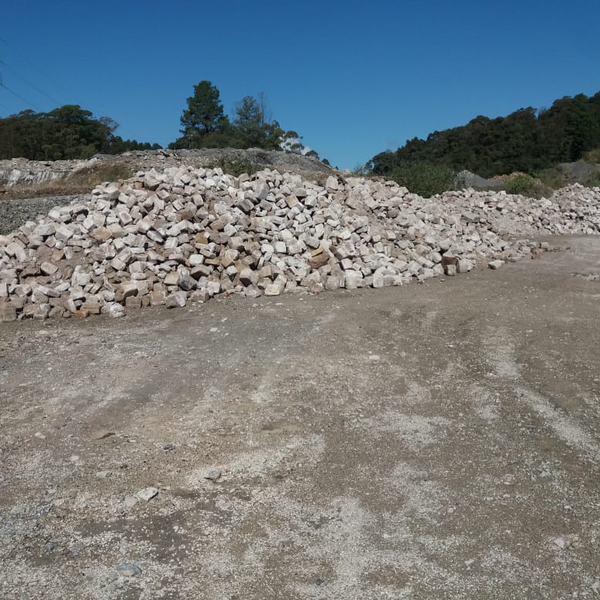 Sucatas de tijolos refratarios - construção e demolição - Itaúna, MG - B2Blue - Compra e Venda de Resíduos