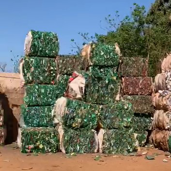 Pet verde garrafa - plástico - Araguari, MG - B2Blue - Compra e Venda de Resíduos