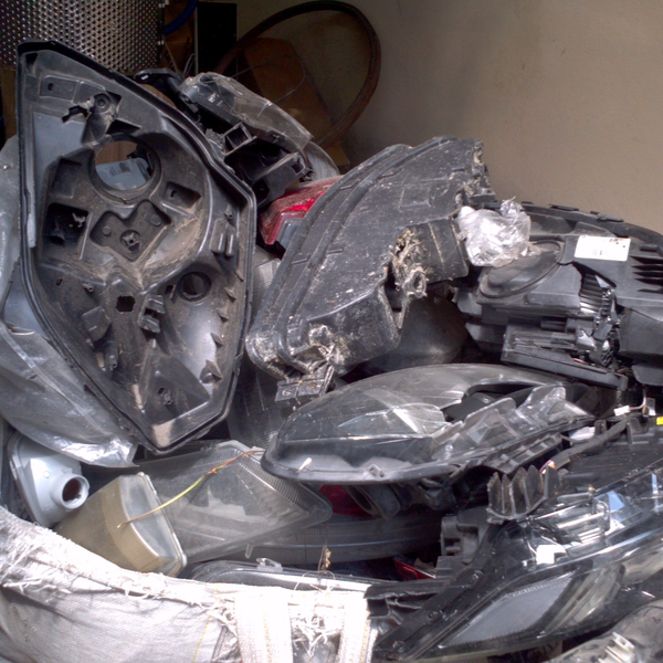 Faróis automotivos. - plástico - São Paulo, SP - B2Blue - Compra e Venda de Resíduos