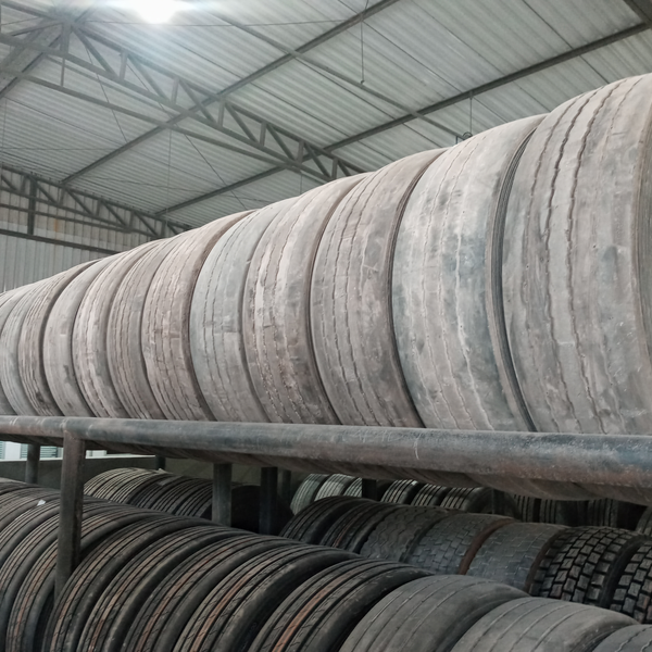 Pneus de caminhoes e maquinas - borracha - SETE LAGOAS, MG - B2Blue - Compra e Venda de Resíduos