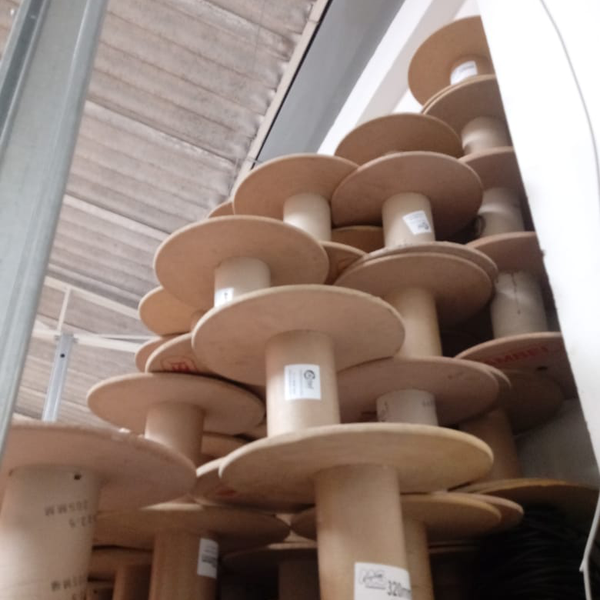 Resíduo: Carretel de madeira sem fio - B2Blue  - Compra e Venda de Resíduos