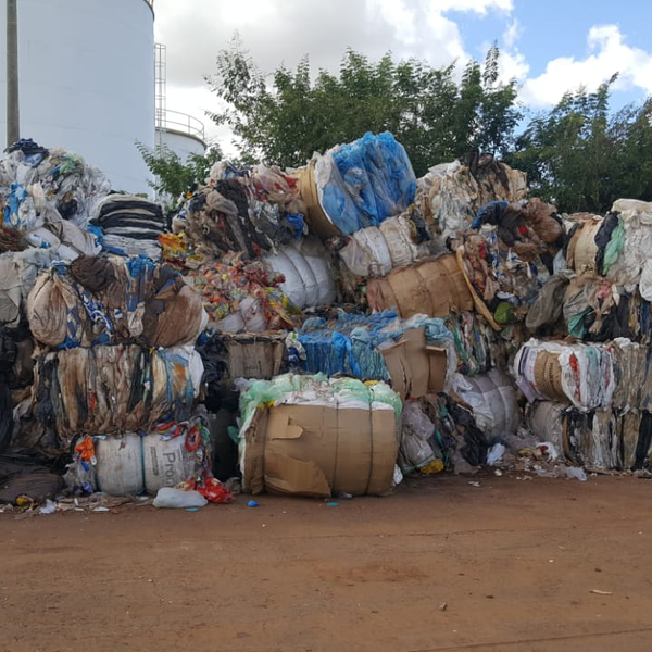 Resíduo: Plástico colorido enfardado - B2Blue  - Compra e Venda de Resíduos