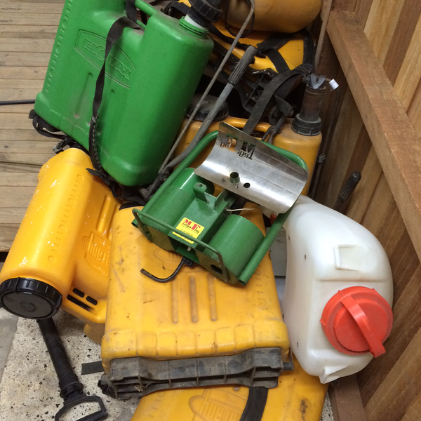 Pulverizadores com tanque de plastico usado - plástico - Porto Alegre, RS - B2Blue - Compra e Venda de Resíduos