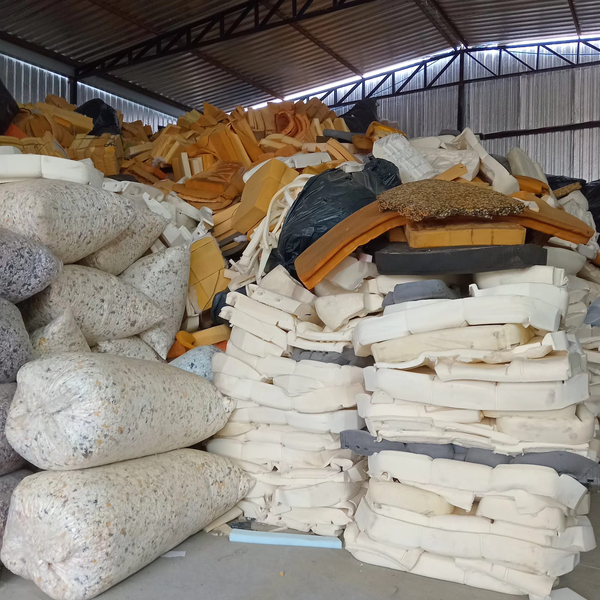 Resíduo: Flocos de espuma (bojo) 20ton/mês - B2Blue  - Compra e Venda de Resíduos